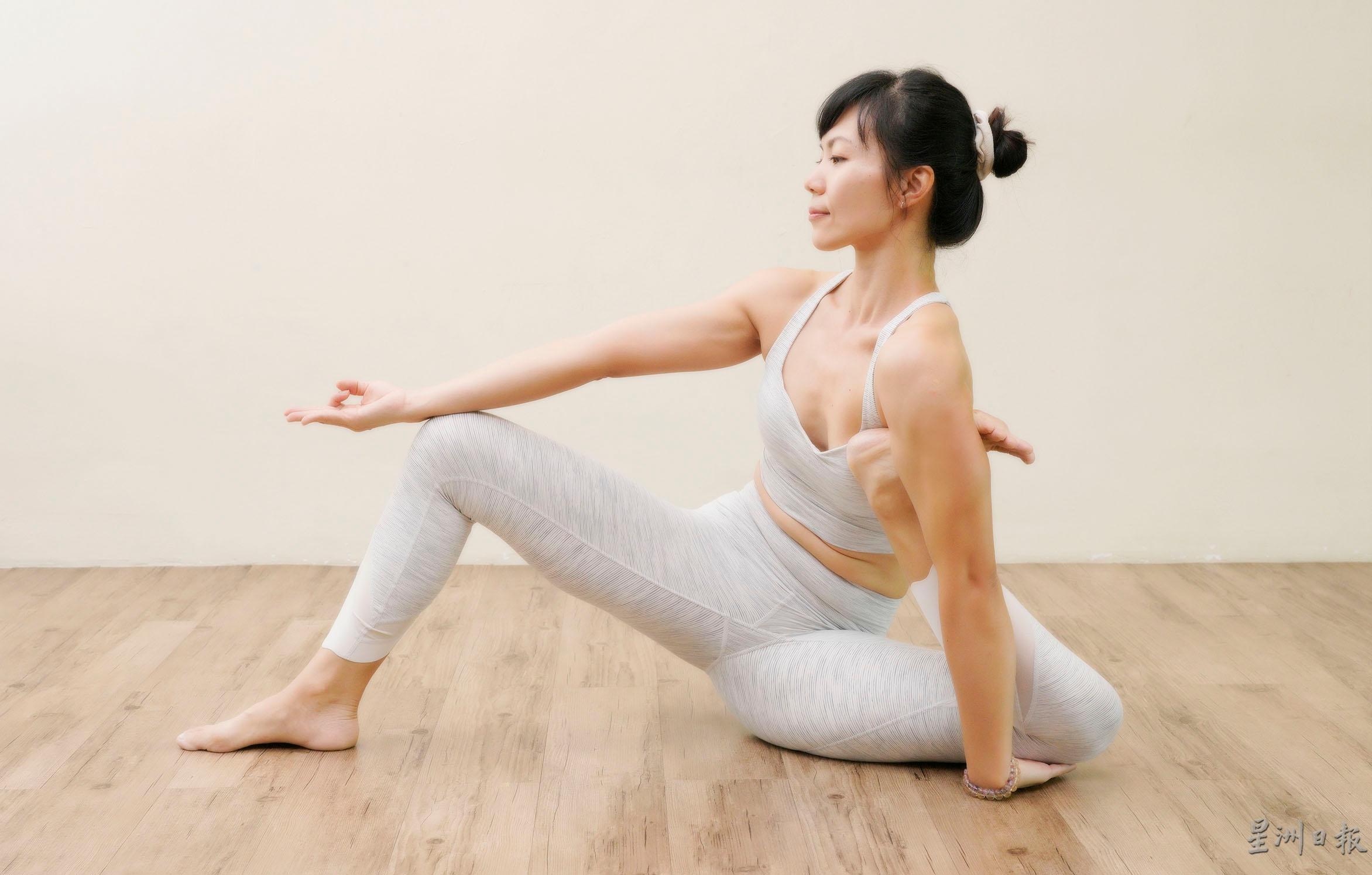 拐杖式-寰宇瑜伽比较常练习的体式之一，可锻炼手臂、腰腿部的延展力 。