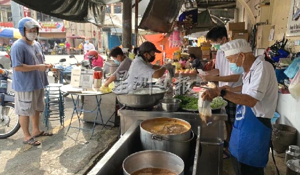 Ang Kak Seong (R) packing asam laksa for customers on the last day of business at Air Itam market. SIN CHEW DAILY Ang Kak Seong (R) packing asam laksa for customers on the last day of business at Air Itam market. SIN CHEW DAILY