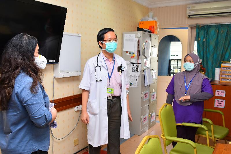 梁志伦（中）每天都需要与其他医护人员一起讨论病人的状况。