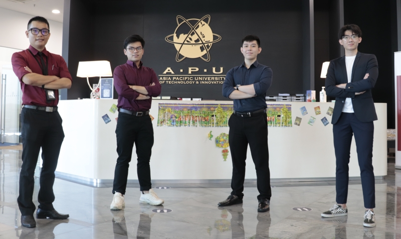 2021年喜利得全球信息技术比赛（Hilti Global IT Competition 2021）的总冠军，即亚洲科技大学的“Techgasus”队伍，左起为备赛导师刘志荣博士，队员林泽楷、林润亿、队长陈家豪。另一位队员曾敬雄未克合影。