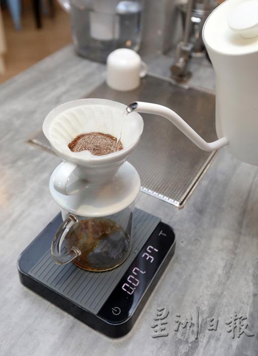 手冲咖啡的滤纸可过滤掉咖啡油脂，品尝起来味道更纯粹。