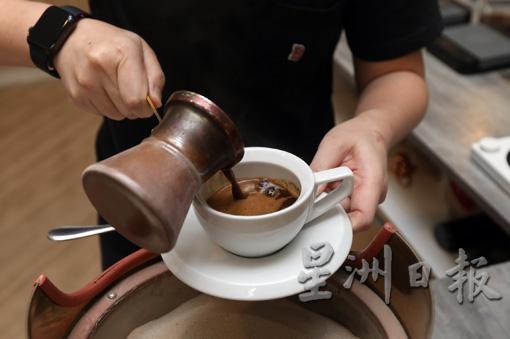 以1比10的咖啡粉与水比例煮出来的土耳其咖啡浓郁醇厚。