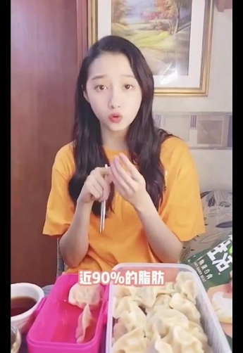 关晓彤发布推荐“植物肉水饺”的视频，边“吃”边为大家讲解，却被质疑“假吃”，粉丝更质疑工作室不该为她接这工作。
