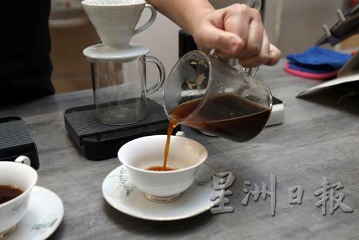 品咖啡最简单的作法，是将热水直接加入咖啡粉后用汤匙搅动并静置4分钟，即可倒到杯里饮用。