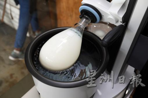 蒸发掉牛奶多余的水分，便可做出口感顺滑绵密的奶咖啡。