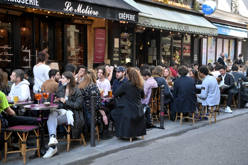 随着法国重启部分经济生活，巴黎餐馆和酒吧等开放露天餐坐，生意异常火热。（法新社照片）

