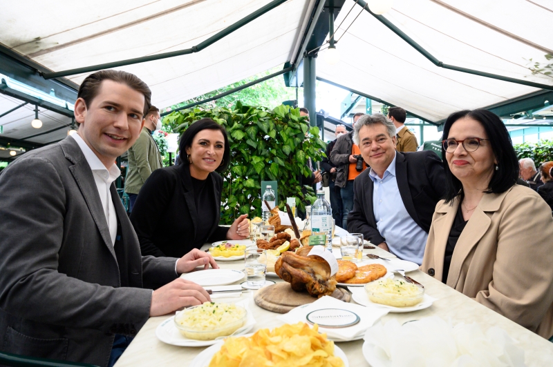 奥地利放宽封锁措施后，总理库尔茨（左起）、旅游部长科斯汀格、副总理科格勒，以及文化国务秘书梅耶在维也纳普拉特游乐场餐厅内共进午餐。（欧新社照片）