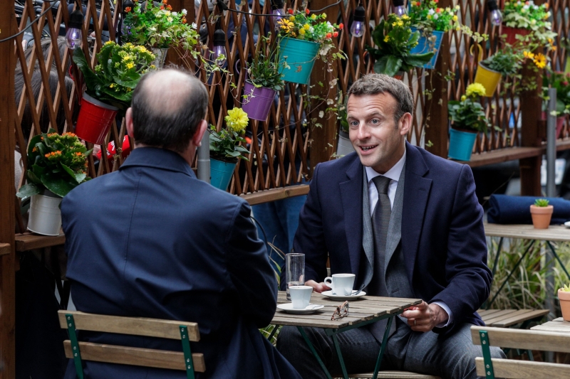 法国总统马克龙（右）与总理卡斯泰周三在总统府附近一家餐厅的露台上品尝浓缩咖啡。（法新社照片）

