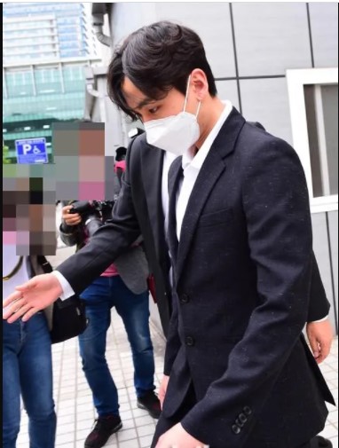 郑镒勋吸毒案今天在首尔中央地方法院第二次开庭，他全程低头避记者相机。　

