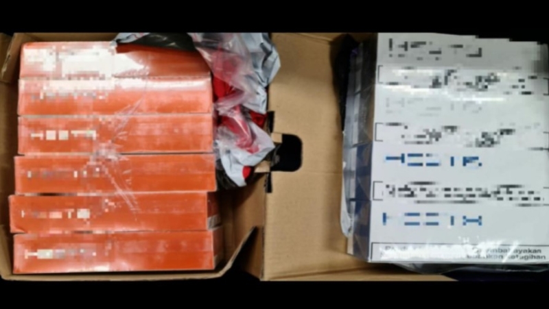 新加坡移民与关卡局人员周三（19日）为两箱申报为硅块和硅棒的包裹进行扫描时发现异样。 开箱检查后，发现里头藏有2000根用于加热非燃烧烟草制品的加热棒。