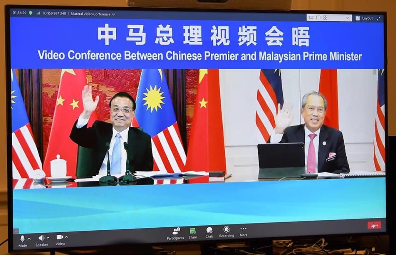慕尤丁（右）周五通过视频会议与中国总理李克强（左）举行双边会晤，深化两国之间的合作。