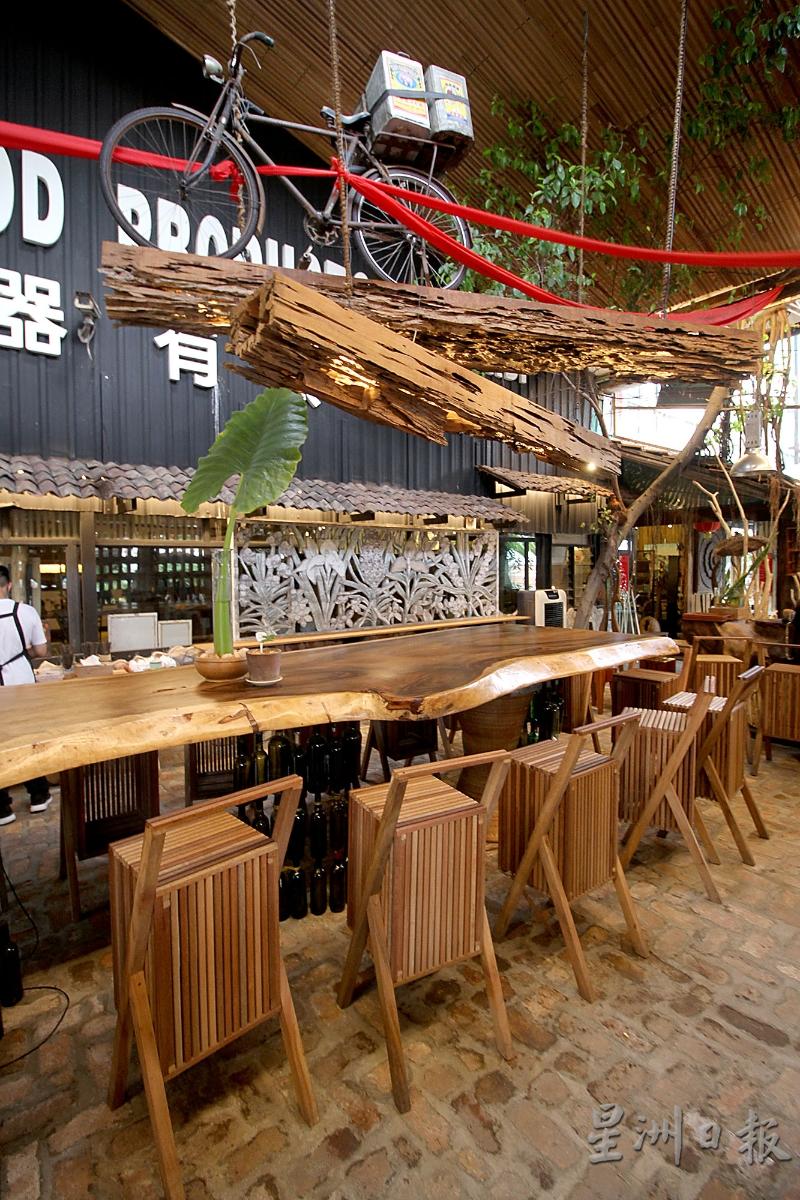 悬挂在半空中央的点缀品，材料是再生木料。