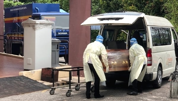Undertakers are required to be in personal protective outfits while handling the funeral service.