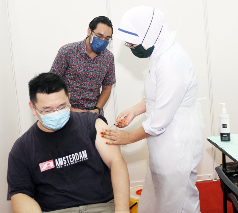 旺阿末法依沙（后）周四下午到巴生两所接种疫苗中心巡视，以了解雪州各区中心的运作情况。


