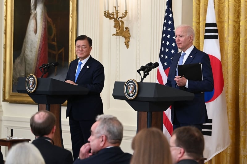 美国总统拜登（右）与韩国总统文在寅（左）在会谈后出席联合记者会。（图：法新社）