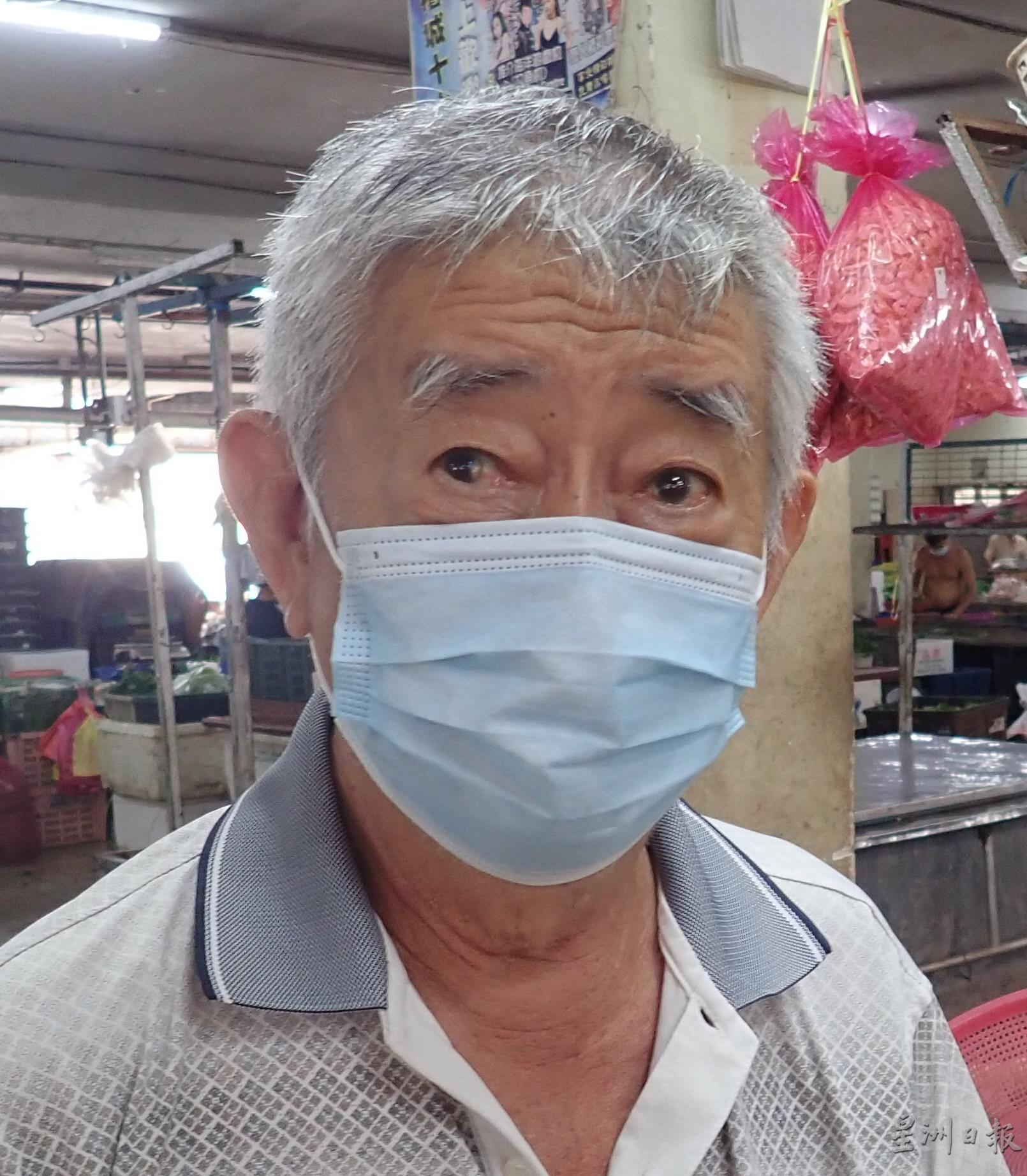 蔡荣华：出来购物者少了。