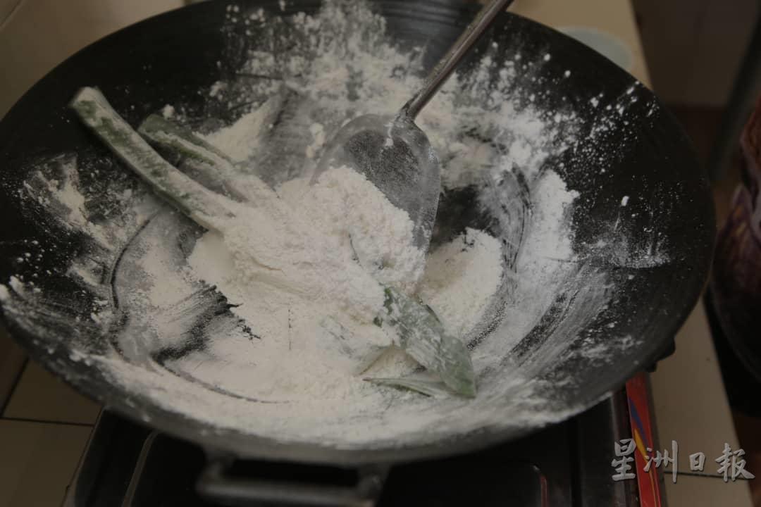 用于沾裹糯米糍外皮的木薯粉和粘米粉必须先炒熟。