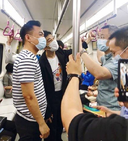 黄晓明搭地铁，被网民野生捕捉。

