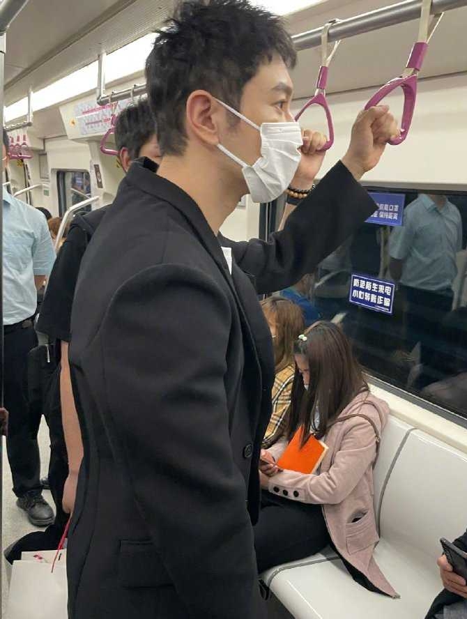 黄晓明乘坐地铁时被网民捕捉，照片引发讨论话题。