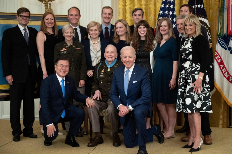 韩国总统文在寅和美国总统拜登在白宫东厅举行的荣誉勋章仪式上，与陆军上校拉尔夫帕吉特（退役）及他的家人合影。（图：法新社）