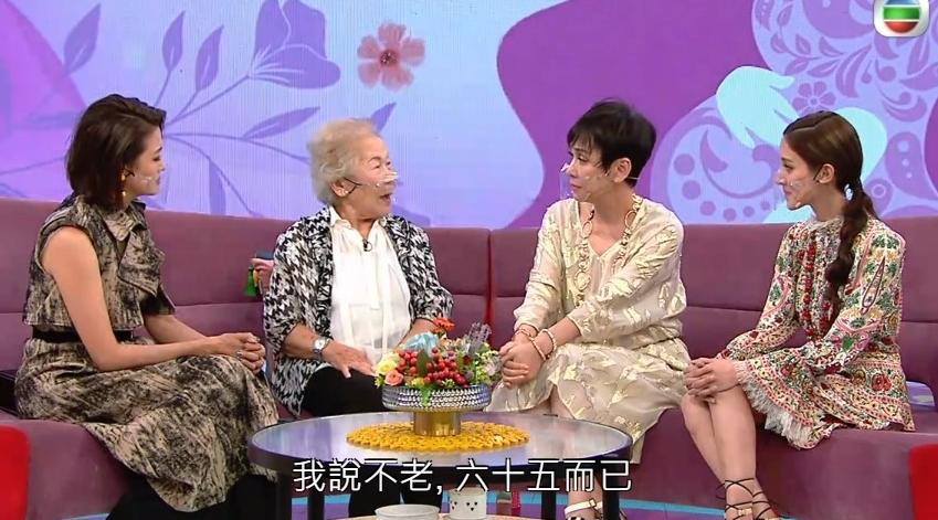 现年90岁的许碧姬（左二）在《日日妈妈声》接受访问，透露当初选择入行拍剧全为了自己中风的爱女。