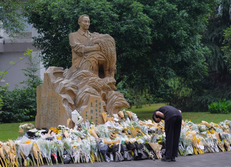 重庆西南大学的师生在校内袁隆平雕像前献花，悼念袁隆平。袁隆平1953年毕业于西南农学院（现西南大学）。（图：中新社）