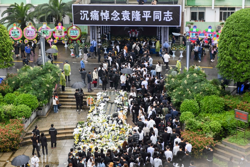 星期日，来自全国各地的民众冒雨到湖南杂交水稻研究中心排队悼念袁隆平。  （图：中新社）