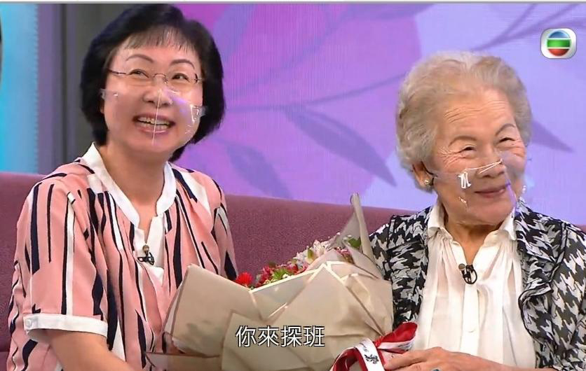 许碧姬另一位女儿Grace在节目中向妈妈献花，赞她是200分的好妈妈。