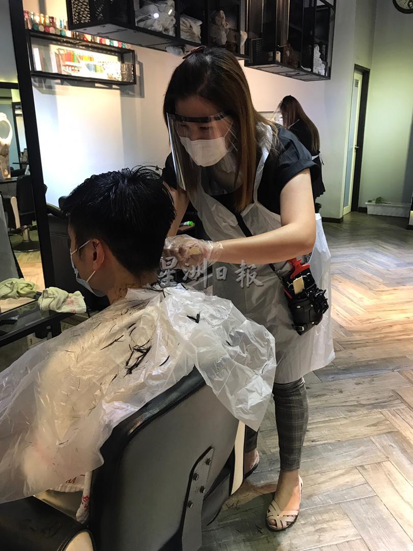 理发师全副装备为顾客理发。