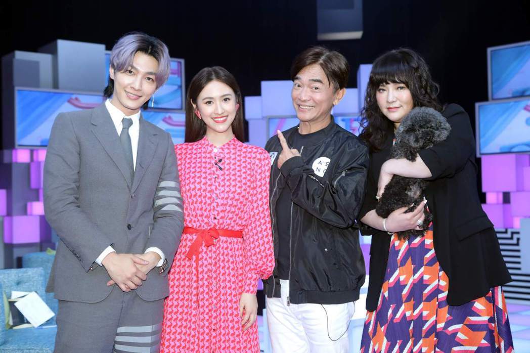 吴宗宪（左三）做客炎亚纶（左起）、吴姗儒以及唐绮阳主持的清谈节目《36题爱上你》第2季。