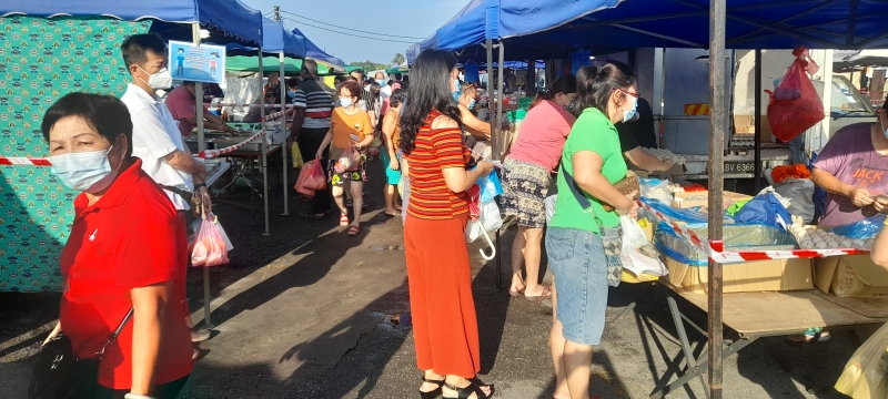 周日的甘榜爪哇早市迎来不少购物人潮。