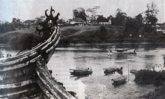 从大伯公庙拍摄到的古晋河河口。（图：Kuching in Pictures 1841-1946 by Ho Ah Chon）

