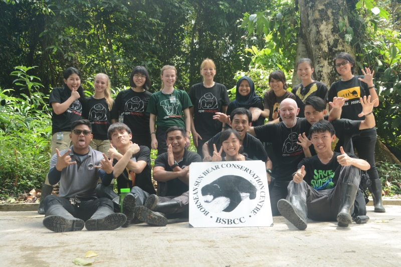 婆罗洲马来熊保育中心志工之旅，让陈愉恩（前排左四）的假期活动，回忆满载。