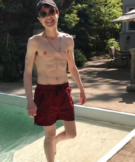 艾略特佩吉手术后首次游泳，并大方展示自己的腹肌。
