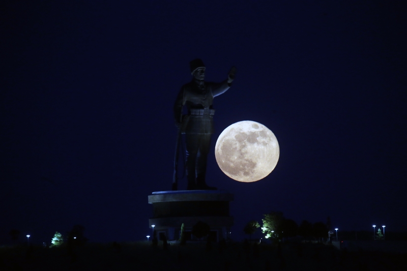 在土耳其安卡拉拍摄的超级月亮下的安卡拉士兵雕像。（图：新华社）