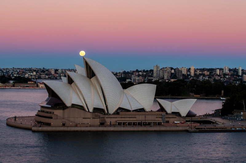澳大利亚悉尼歌剧院和刚刚升起的超级月亮。（图：新华社）