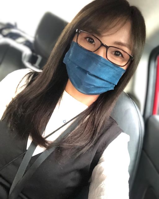 八度空间华语主播刘湘灵在脸书发文表示，“作为媒体人员的我还来不及等到政府召唤接种疫苗就确诊了，目前正在隔离治疗中。”