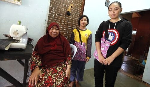 Two of Lina's children are using bags sewn by her. Two of Lina's children are using bags sewn by her.