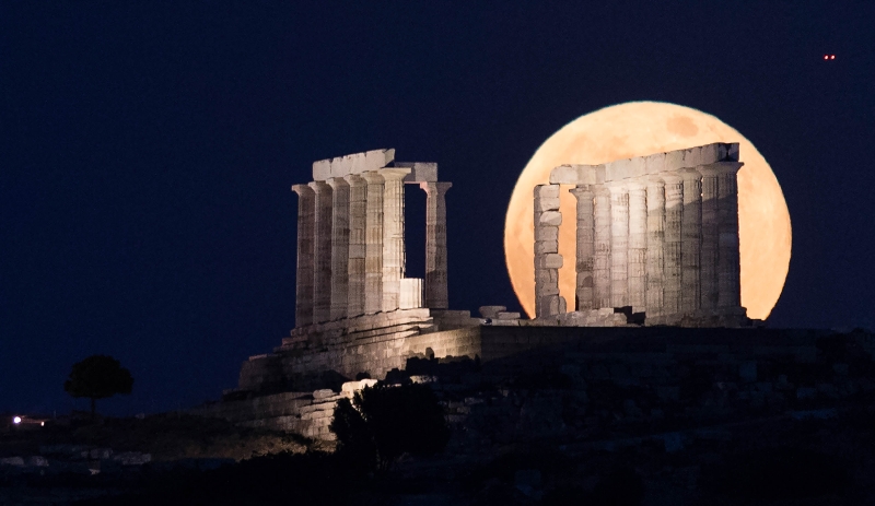 5月26日，“超级月亮”出现在希腊苏尼翁的海神庙遗址上空。（图：新华社）