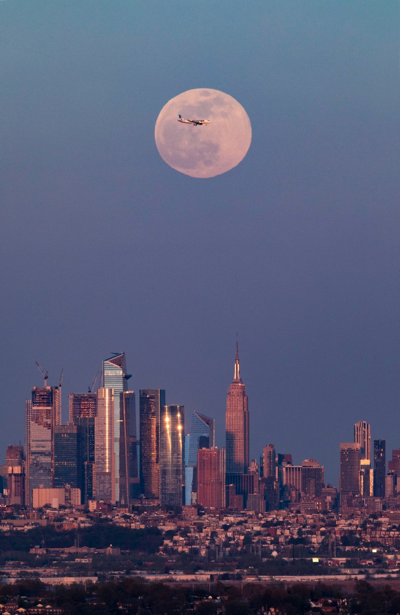 美国纽约曼哈顿的天际线上升起的超级月光 。（图：新华社）　