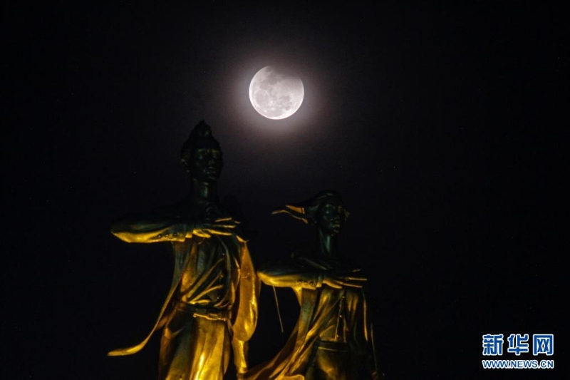在印尼北苏门答腊省棉兰夜空下拍摄的“超级月亮”。（图：新华社）