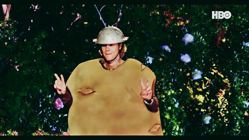 贾斯汀比柏穿着大卫史温马剧中的经典服饰“卫星土豆号”走天桥。