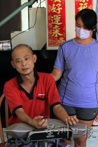 罗国文（左）指自患病开始，萧秀梅就一直寸步不离的细心照顾。