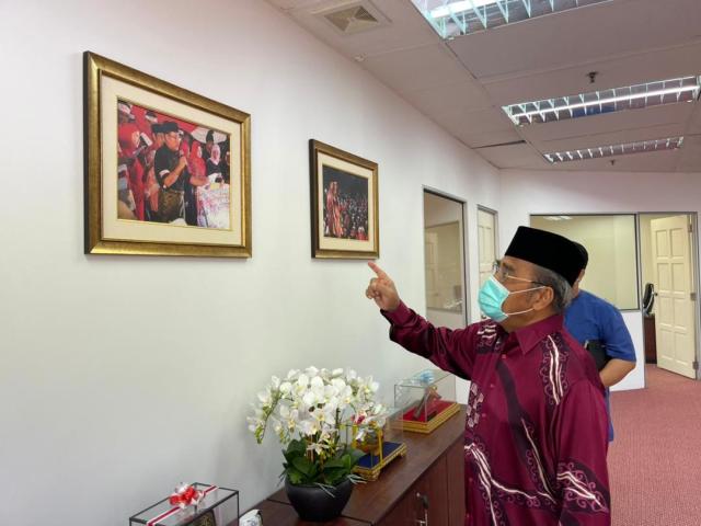 秘书也提供达祖丁在办公室里的照片。