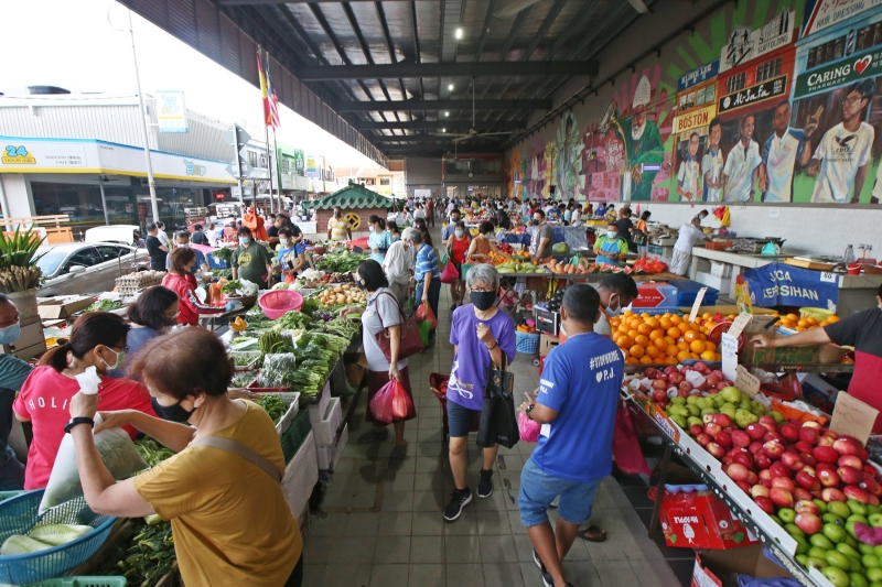 灵市17区巴刹虽无疯狂抢购现象出现，但民众购买的食材和平常比起来还是多了。