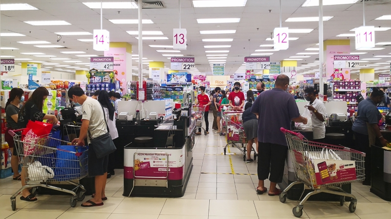 隆蒲种永旺超市在今早10点半左右，已有大批民众选购完毕准备付款离开。