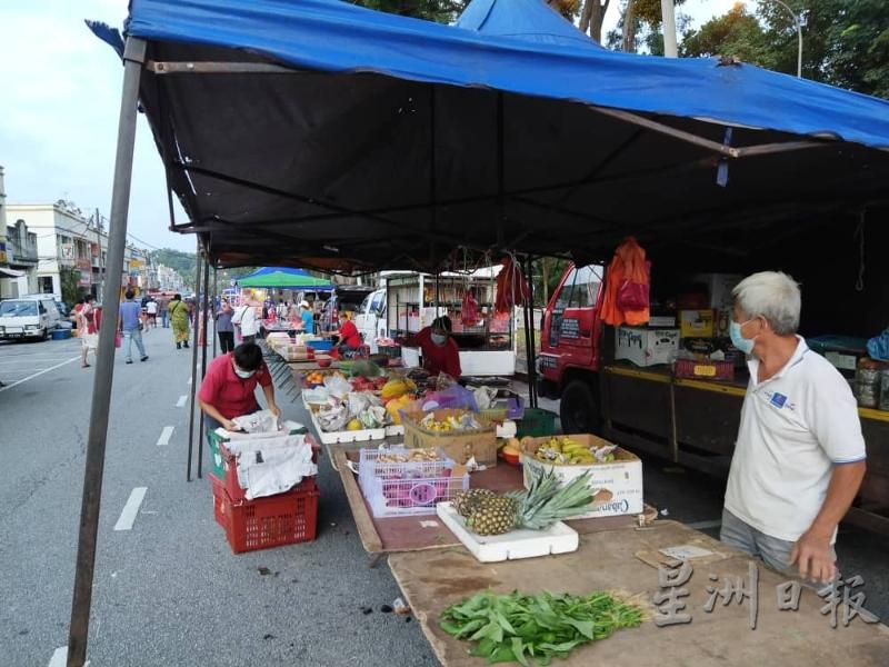 大部分夜市贩商觉得若暂停营业,便会陷入“手停口停”的窘境,因此对能在行管令期间尚能做生意感到庆幸。