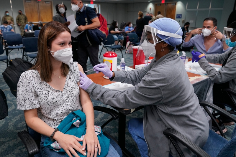 周五起至星期日（30日），所有抵境美国迈阿密的旅客，可在迈阿密国际机场接种庄生冠病疫苗。（美联社照片）