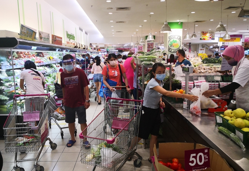 在全国全面封锁到来前，民众涌现各超市抢购食材囤粮，尤其是蔬菜及肉类部门一眼望去皆人头涌涌。