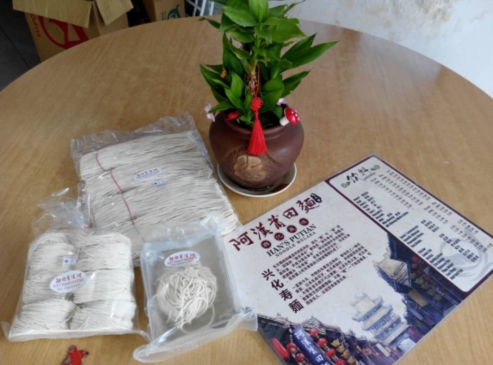 郑荣汉研发真空包装莆田面，让顾客在家也可以享用美味的莆田面。

